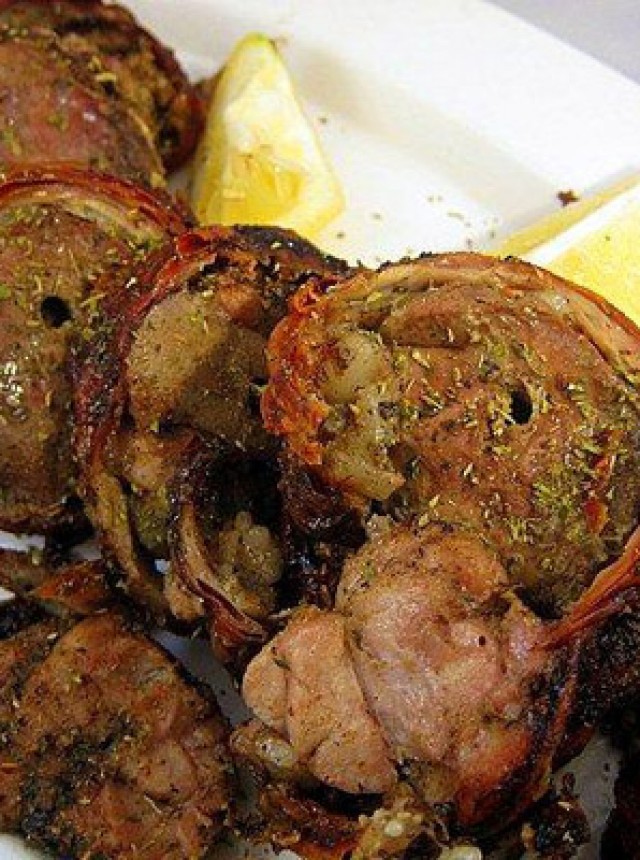 Kokoretsi ready to be devoured. I borrowed the photo from kalofagas, as I forgot to shoot  Yannis’ finished delicacy.