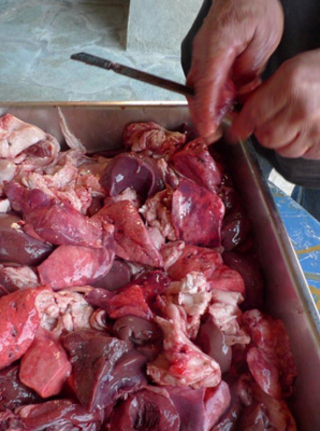 The lamb’s entrails are cut into roughly same size pieces.