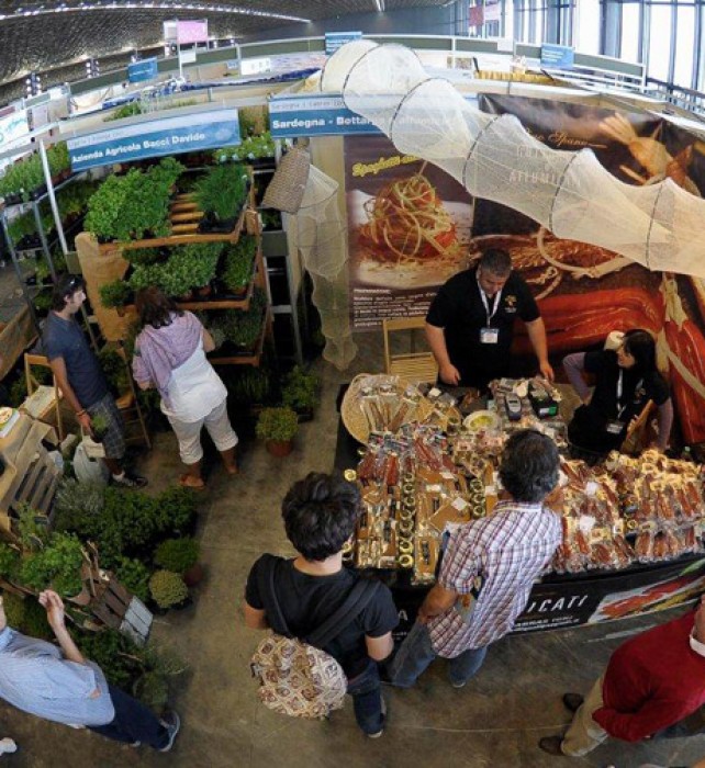 A stand with wonderfully aromatic Mediterranean potted herbs, and next to it spices from all over the world.