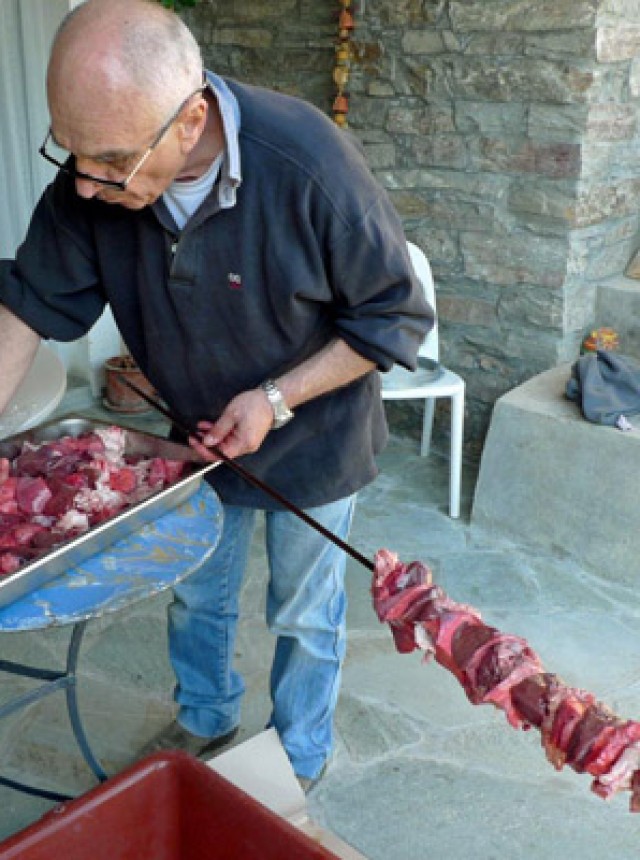 Yannis threads alternating pieces of liver, lung and sweetbreads.