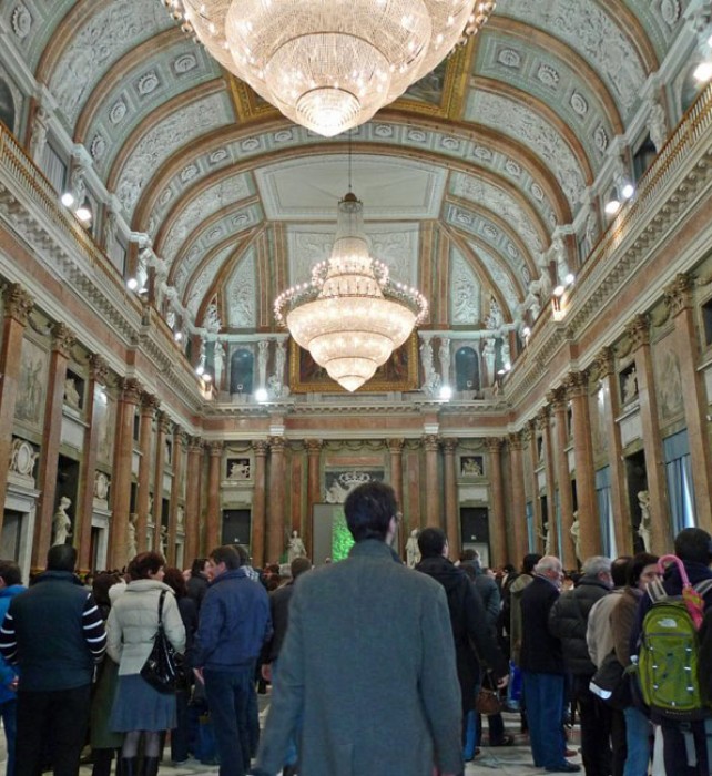 Observers in the middle of the baroque hall of the Palazzo Ducale where the Pesto contest is held.